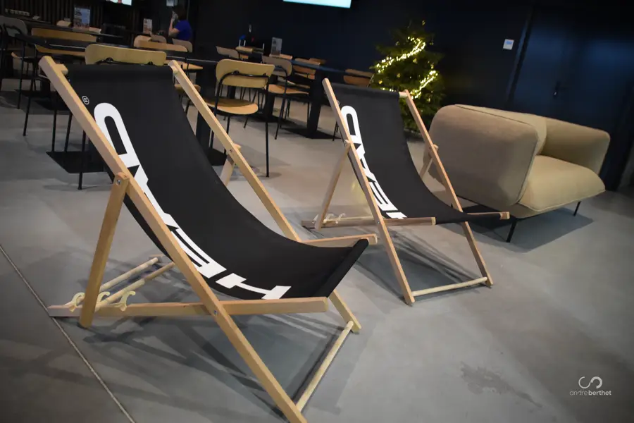 Espace lounge et transats du snack bar Terra Padel