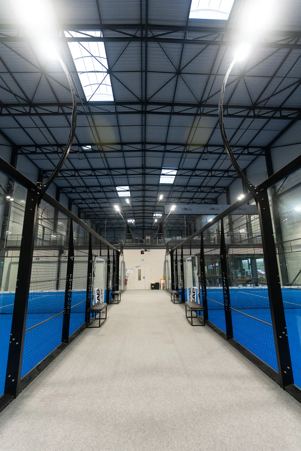 Moniteur de padel encadrant un cours à Terra Padel