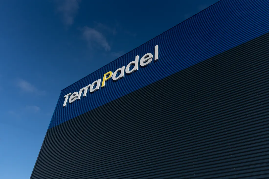 Séance d'entraînement de padel encadrée par un moniteur