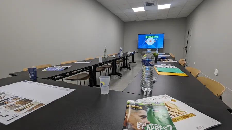 Espace séminaire aménagé chez Terra Padel