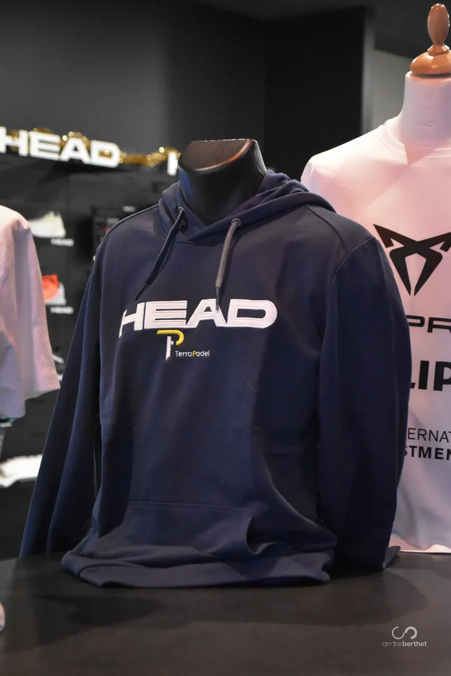 Vêtements et équipements de padel en vente au proshop