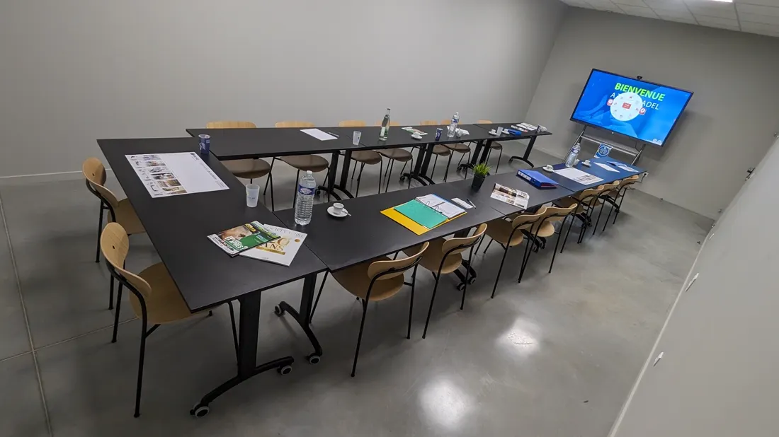 Salle de séminaire équipée chez Terra Padel