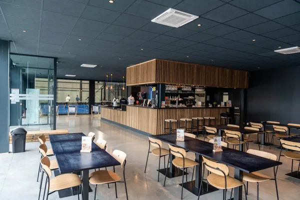 Ambiance conviviale du snack bar Terra Padel