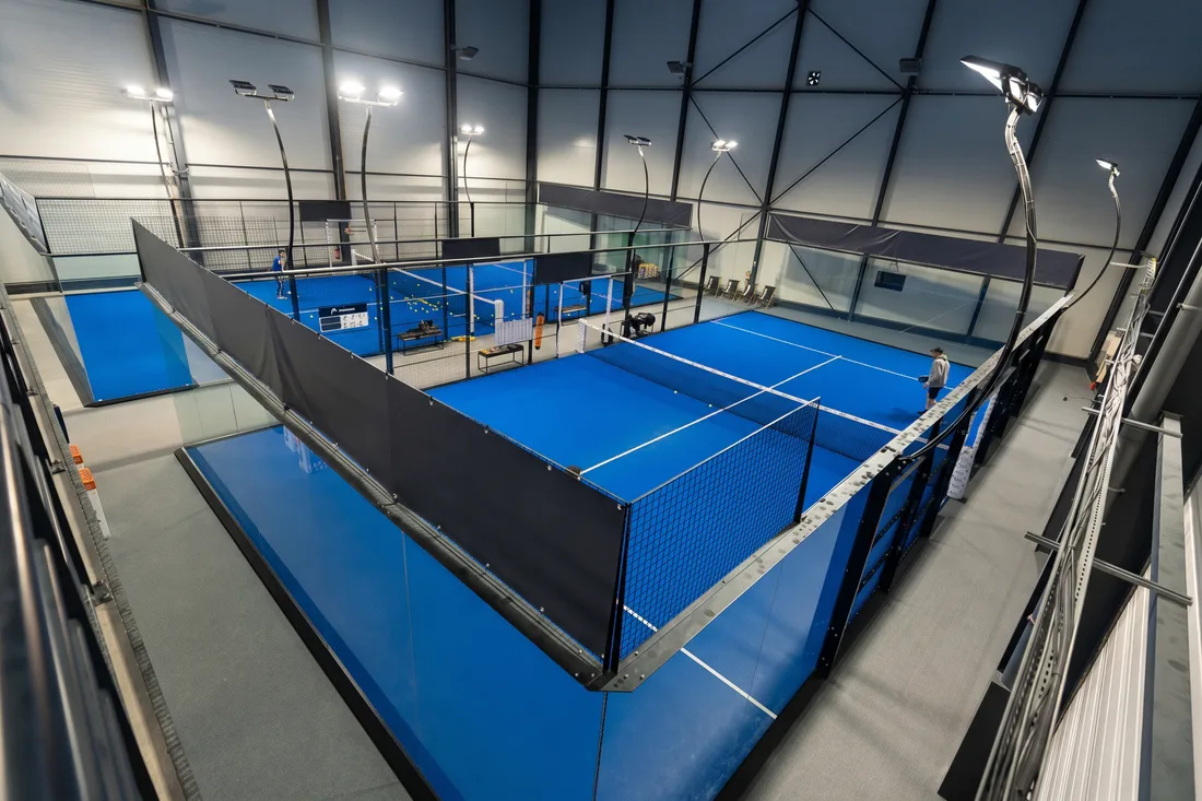 Vue en hauteur des terrains de padel indoor de Terra Padel à Andrézieux-Bouthéon