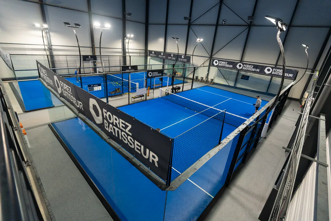 Joueurs de padel sur un terrain chauffé de Terra Padel