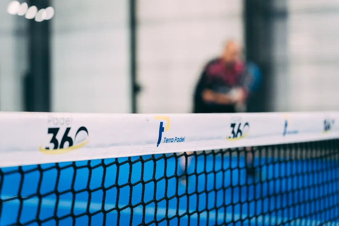 Match de tournoi de padel en cours à Terra Padel
